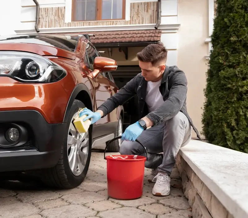 Lavage auto à domicile Ginals : professionnel intervenant sur un véhicule